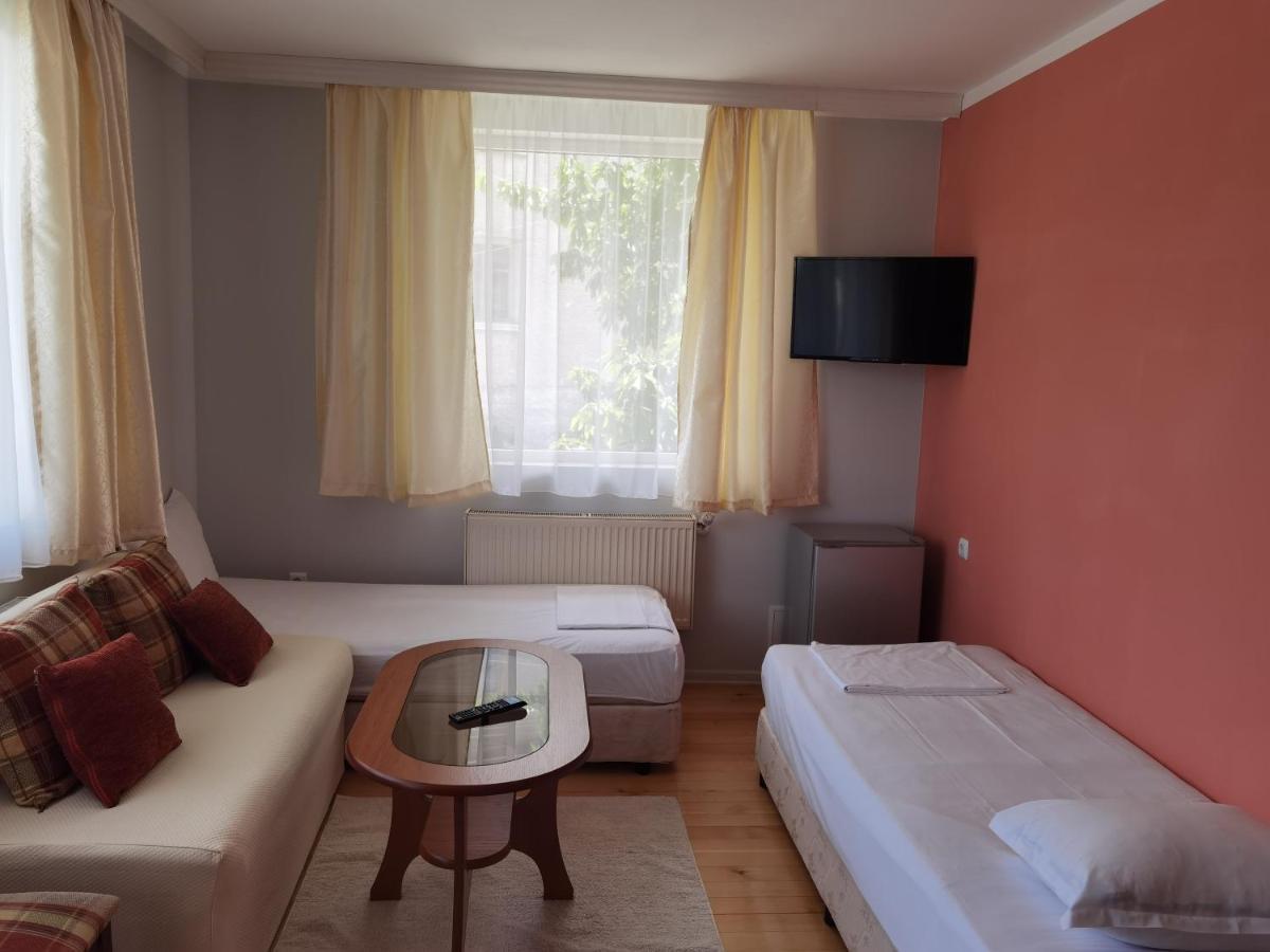 Mira Guest House Dobrinichte Extérieur photo
